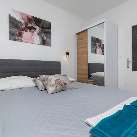 Apartment With Parking Space Stanici, Omis - 11421